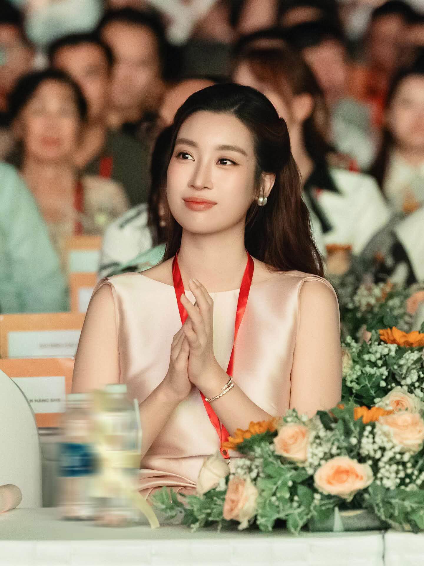 Sau khi có gia đình và làm mẹ, Đỗ Mỹ Linh dành nhiều thời gian hơn cho gia đình và dạy con. Dù hạn chế showbiz nhưng nàng hậu vẫn duy trì sức hút mỗi khi xuất hiện. Mới đây nhất, kỷ niệm 10 năm dấu ấn, Đỗ Mỹ Linh trở lại bản Cu Vai với “Gieo mầm tri thức: cải tạo lớp học theo mô hình STEAM, bổ sung thiết bị và dụng cụ học tập,... cho các em nhỏ nơi đây.