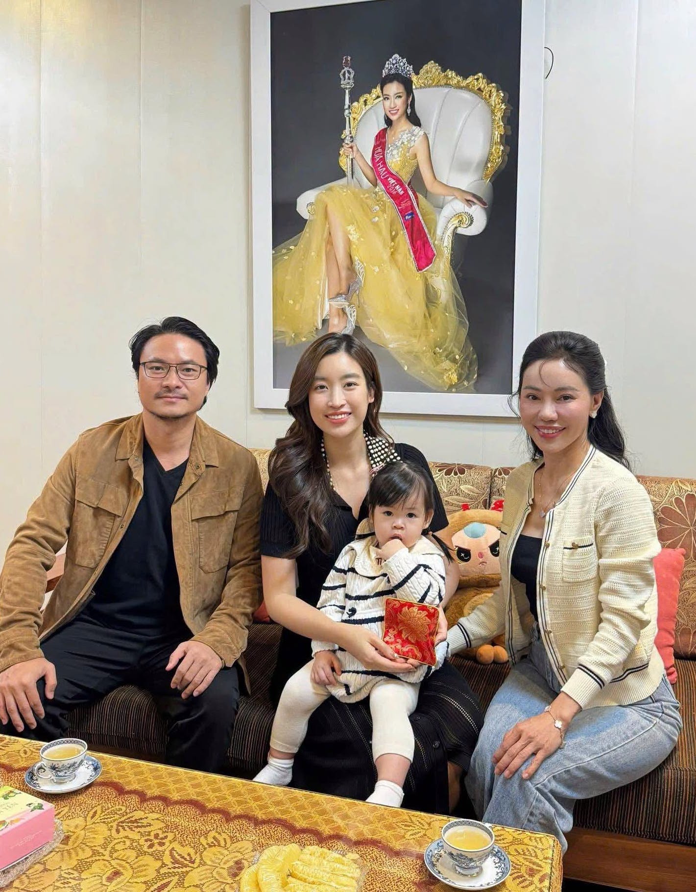 Cũng nhân ngày đặc biệt này, bà trùm hoa hậu Phạm Kim Dung cũng đã viết tâm thư, nhắc lại hành trình đồng hành với Đỗ Mỹ Linh từ những ngày đầu bước vào showbiz cho đến khi cô trưởng thành, lập gia đình và đặc biệt hé lộ nàng hậu đã trở thành mẹ của 2 em bé đáng yêu.