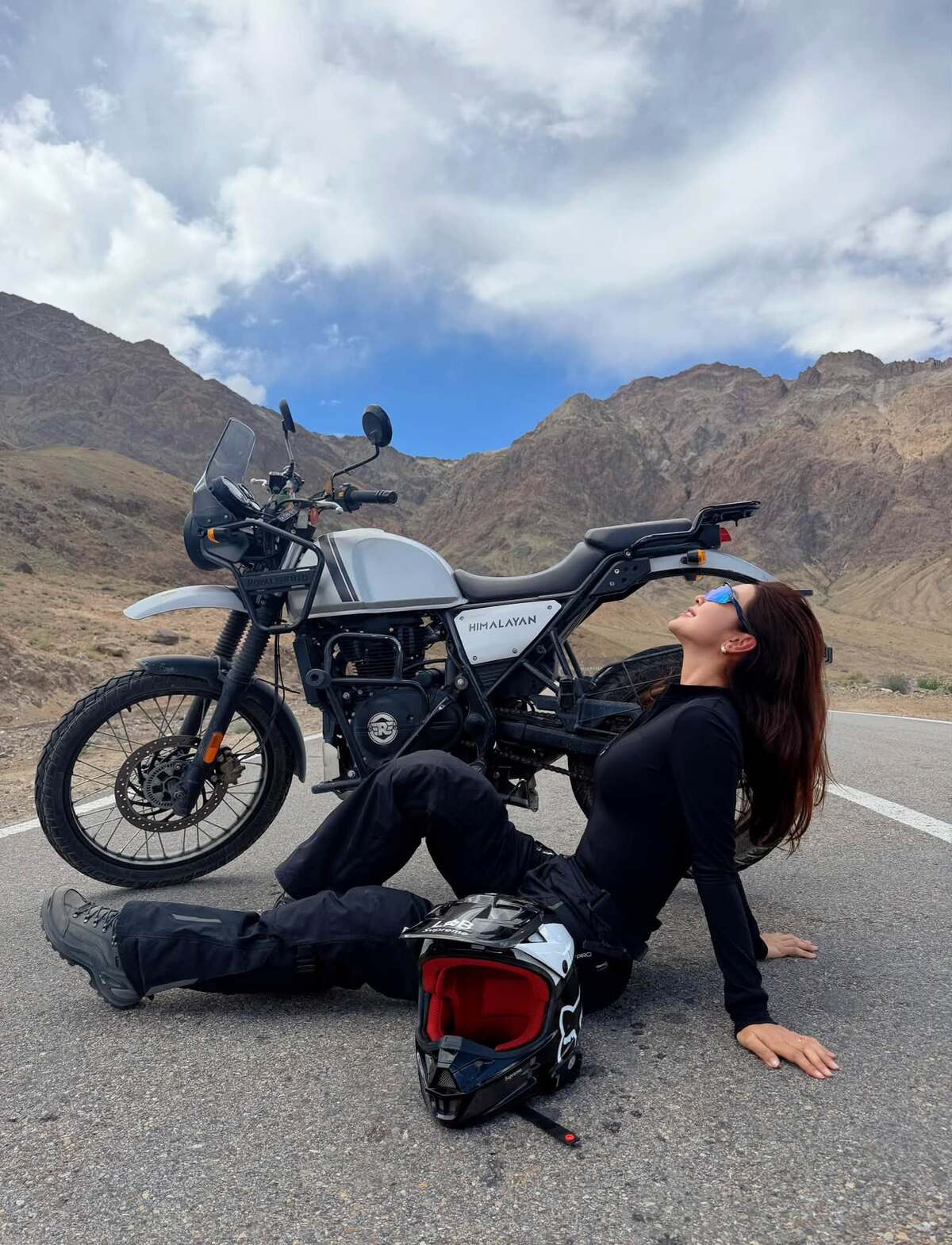 Người đẹp tạo dáng trên Khardung La - một trong những cung đường đèo dành cho xe cơ giới cao và hiểm trở bậc nhất thế giới. Cô thuê người lái để đảm bảo an toàn, bản thân chỉ đi thử vài đoạn ngắn.