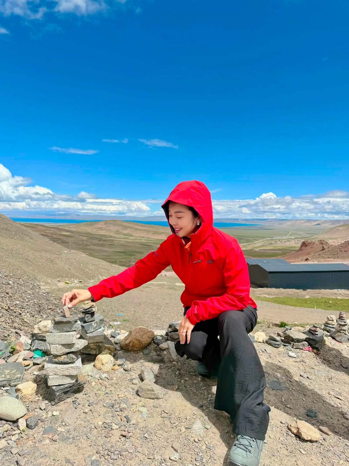 Trước khi đến Ladakh, Jennifer Phạm thăm thú Tây Tạng. Cô chọn quần thể thao đơn giản cùng hai lớp áo khoác khi đi bộ 52 km quanh núi thiêng Kailash.