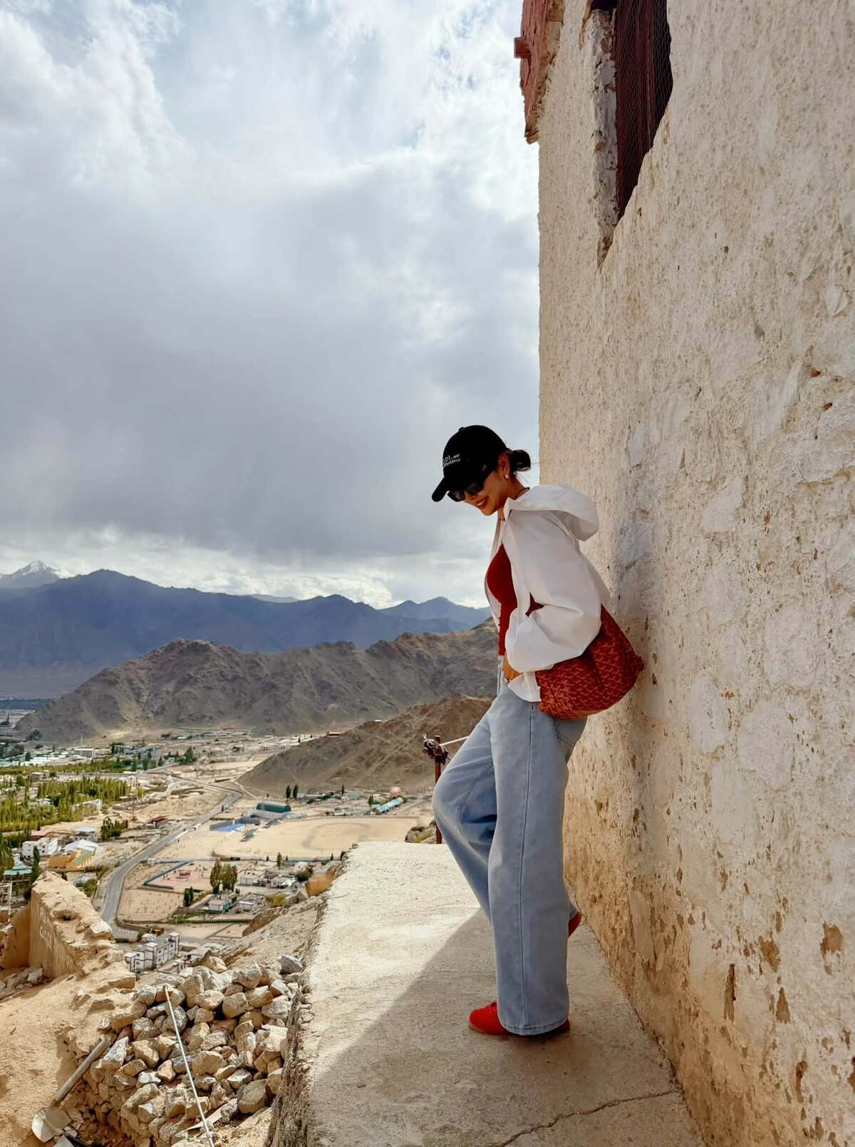 Khi tới thăm tu viện Namgyal Tsemo trên vách núi cao, Jennifer Phạm kết hợp quần jeans, áo thun dài tay giữ nhiệt, áo khoác gió.