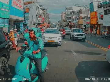 Clip: Taxi húc văng xe máy tài xế công nghệ