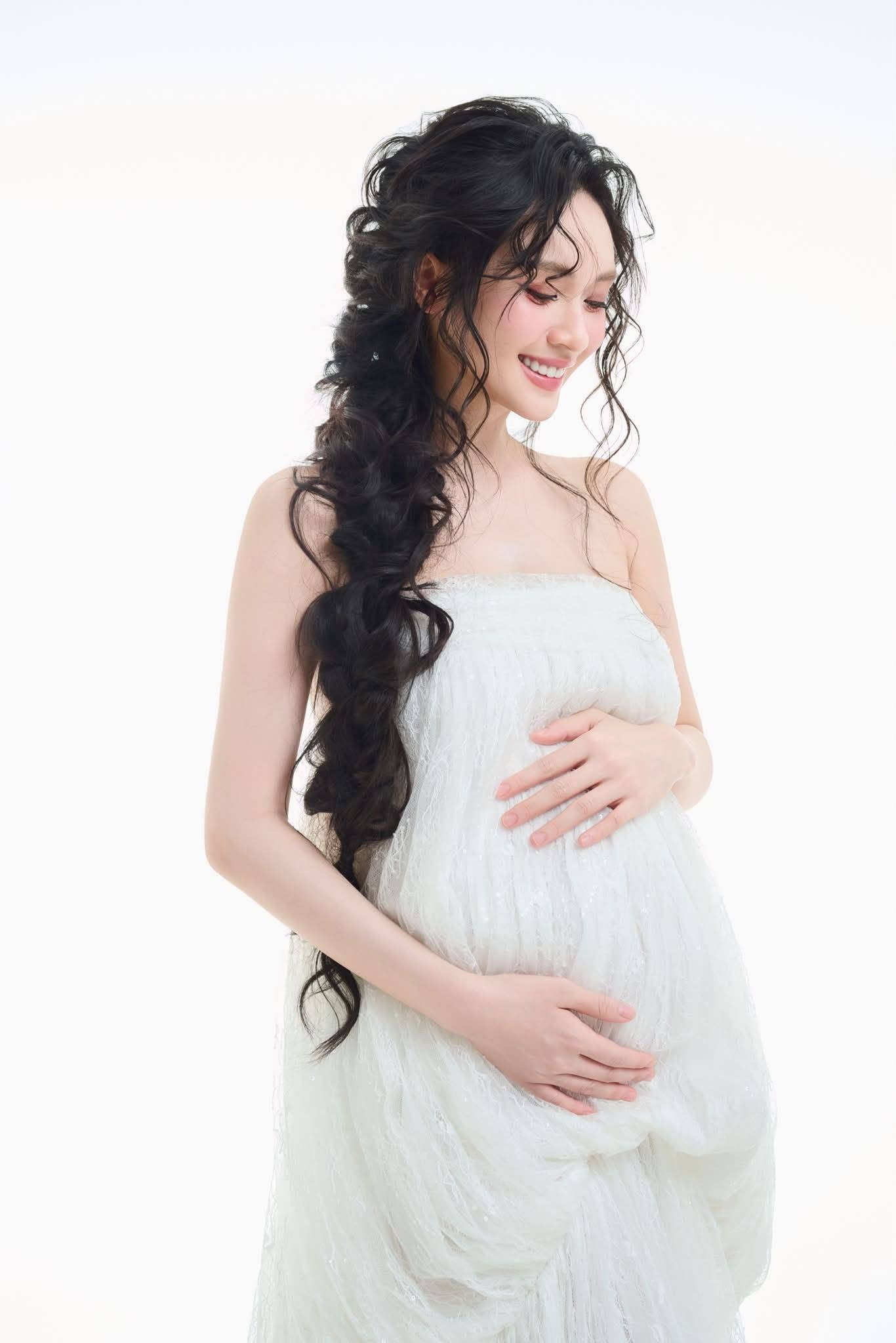 Đây là lần đầu Vũ Thúy Quỳnh công khai niềm vui sắp lên chức mẹ sau thời gian dài giữ im lặng trước truyền thông, dù liên tục xuất hiện trong trang phục để lộ bụng lùm lùm.