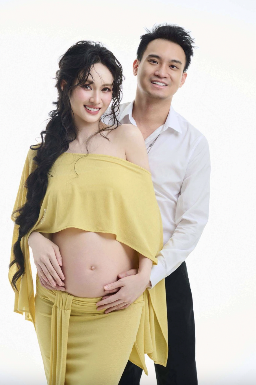 Thời gian qua, Vũ Thúy Quỳnh và Đức Phạm - chồng cũ Diệp Lâm Anh - vướng tin đồn có con chung. Tuy nhiên đến sinh nhật bạn gái hôm 27/8, Đức Phạm mới công khai tin vui và nói đây là cách bảo vệ con, chở che gia đình giống như bố mẹ đã làm với anh.