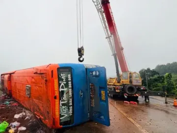 Lật xe khách trên đường tránh Gia Lai, nhiều người thương vong