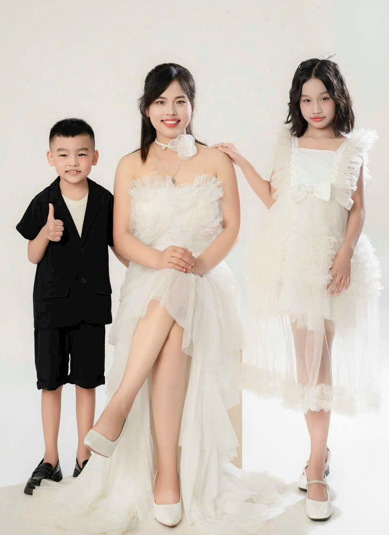 Chị Thêm bên các con của mình