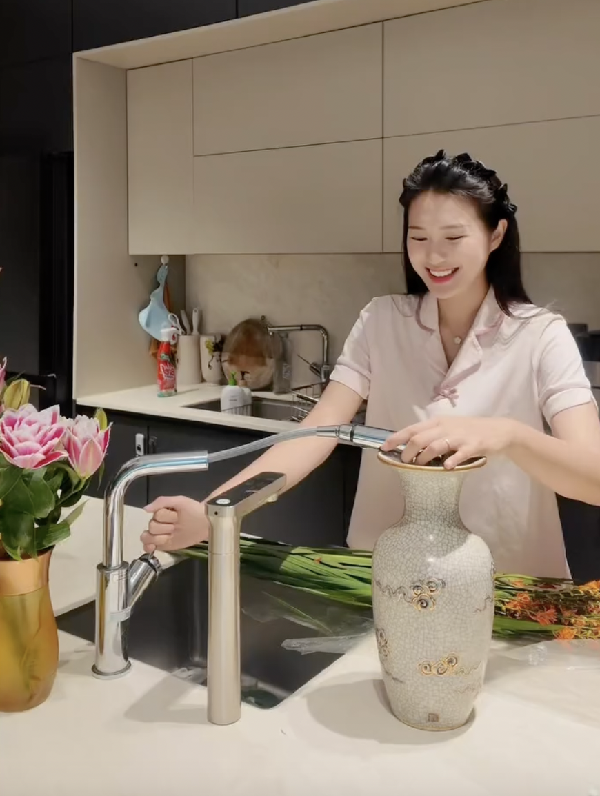Mới đây, Doãn Hải My gây chú ý khi chia sẻ khoảnh khắc bình yên trong căn biệt thự bạc tỷ mà cô và Văn Hậu mới dọn về sống vào năm ngoái. Trong căn bếp tiện nghi, bà xã Đoàn Văn Hậu diện bộ đồ ở nhà màu hồng nhạt, tóc tết gọn gàng, tươi cười khi tự tay cắm hoa và chăm chút từng góc nhỏ trong nhà. Đời sống amp; Pháp luật đưa tin.