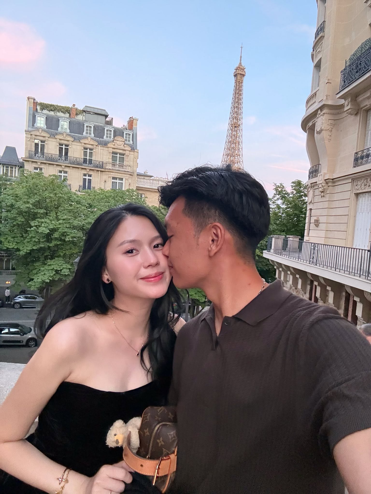 Tố Uyên, vợ cầu thủ Thành Chung là một hot girl Tuyên Quang nổi bật trong dàn nàng WAGs (vợ và bạn gái cầu thủ) nhờ gương mặt xinh xắn, vẻ ngoài ngọt ngào và phong cách trẻ trung.