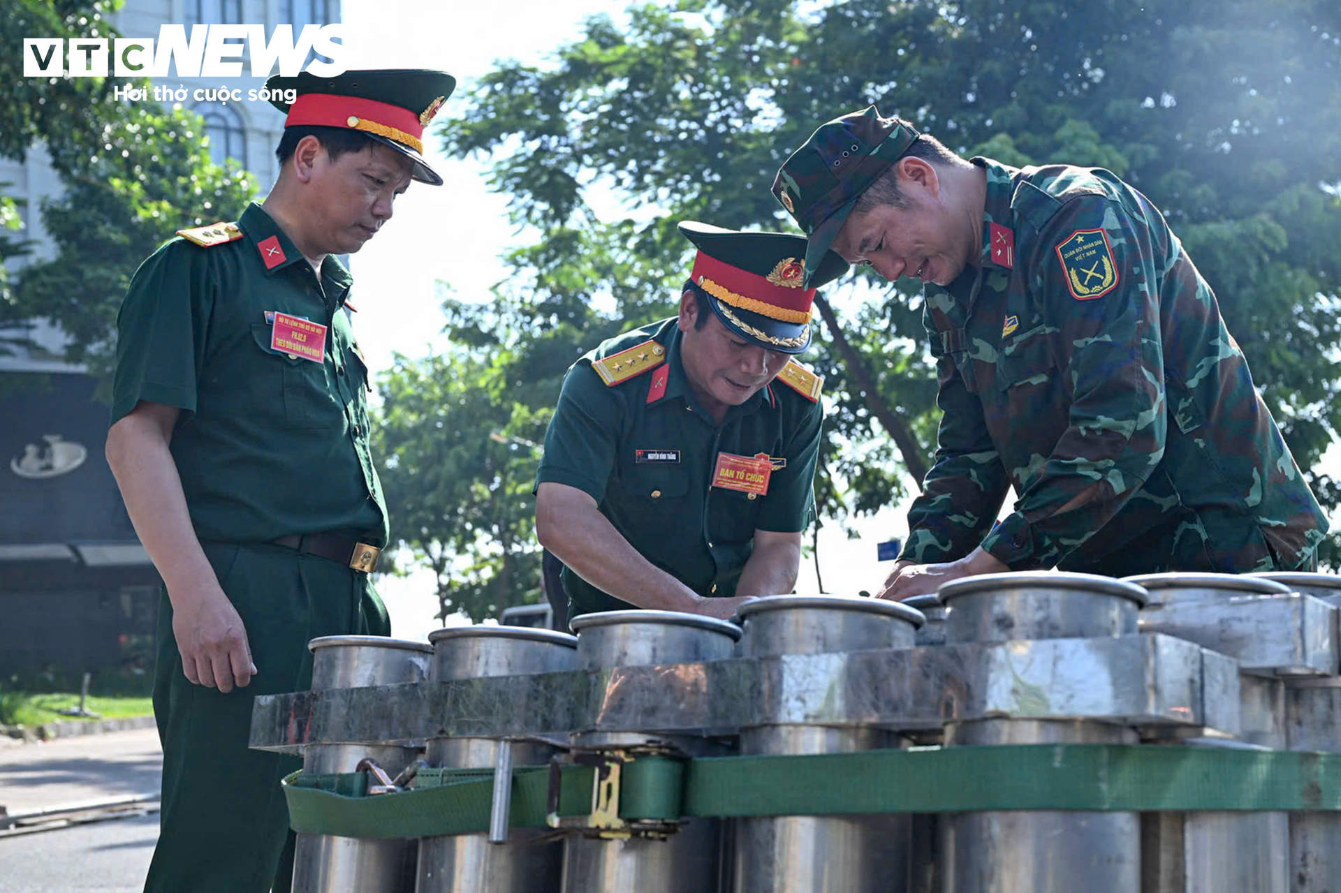 Hệ thống ống phóng pháo hoa đã được lắp đặt trên trận địa. Các ống phóng được căn chỉnh vị trí, góc bắn theo yêu cầu kỹ thuật, chuẩn bị cho thời điểm khai hỏa.