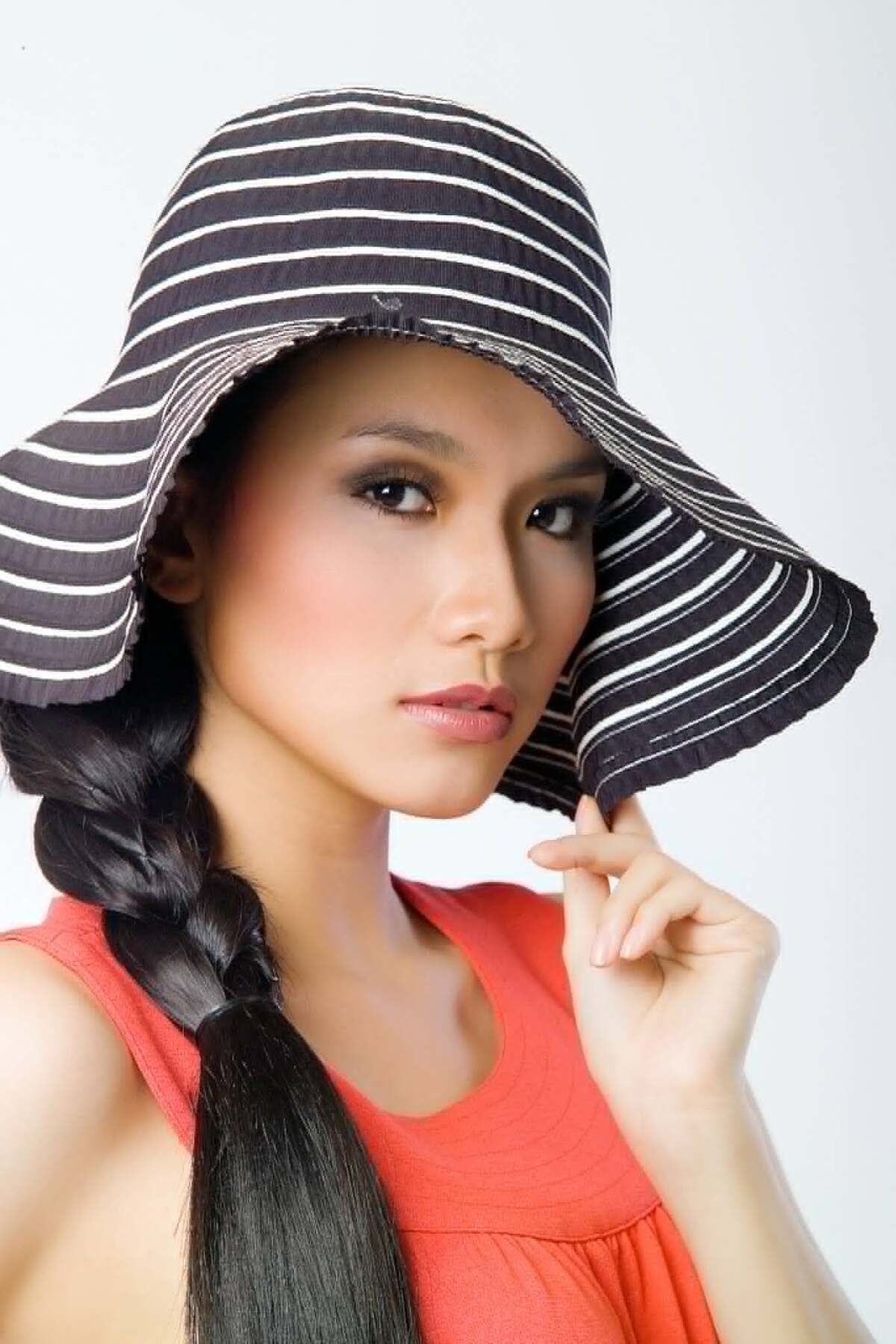 Những bức ảnh chân dung của Thùy Lâm năm 2008 do nhiếp ảnh gia Lý Võ Phú Hưng chụp, nhà báo kiêm đạo diễn Lê Quang Thanh Tâm lưu trữ, lần đầu chia sẻ đến công chúng.