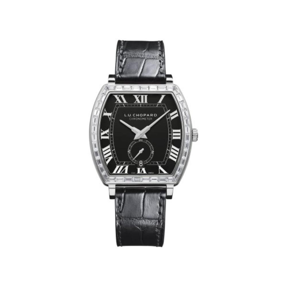 Thiết kế có vỏ vàng trắng 18K, mặt số đen, dây da cá sấu và bộ máy tự động. Mẫu đồng hồ được Christies niêm yết ở mức 160.000 HKD, tương đương khoảng 550 triệu đồng. Ảnh: Chopard