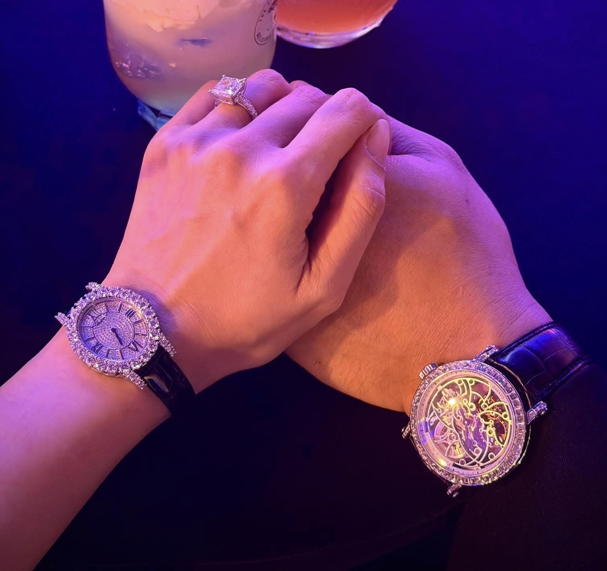 Hồi tháng 7, Trấn Thành diện đồng hồ Franck Muller Round Skeleton Baguette 31 mm bằng vàng trắng, dự sự kiện cùng Hari Won. Đây là mẫu thuộc bộ sưu tập giới hạn dành riêng cho khu vực châu Á - Thái Bình Dương.