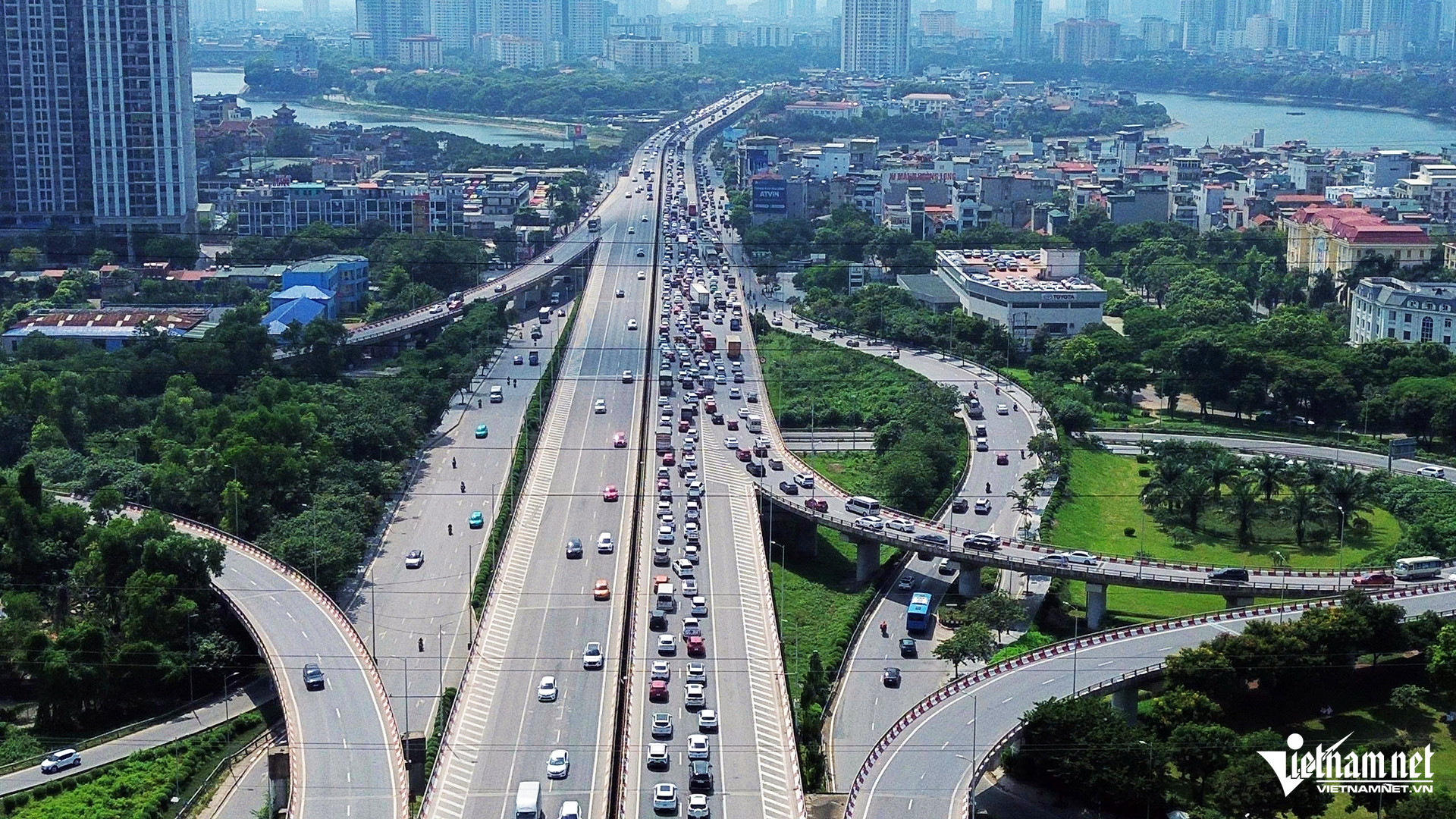 Đường Vành đai 3 trên cao (đoạn qua nút giao Đỗ Mười - cao tốc Pháp Vân - Cầu Giẽ) hướng đi Mai Dịch xảy ra ùn tắc kéo dài.
