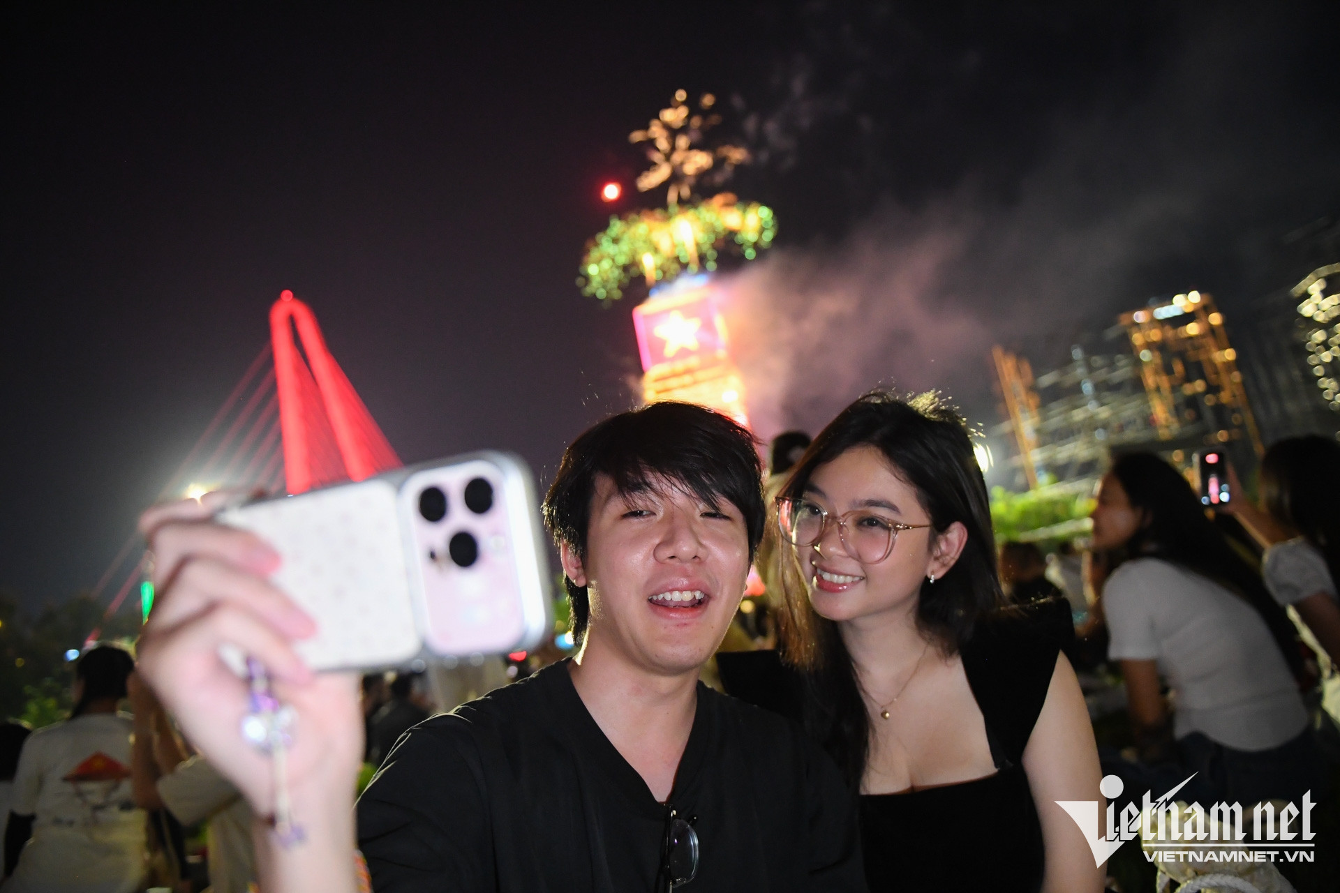 Hà Nhi cùng Hoàng Phúc (TPHCM) cùng nhau lưu lại hình ảnh với pháo hoa rực rỡ.