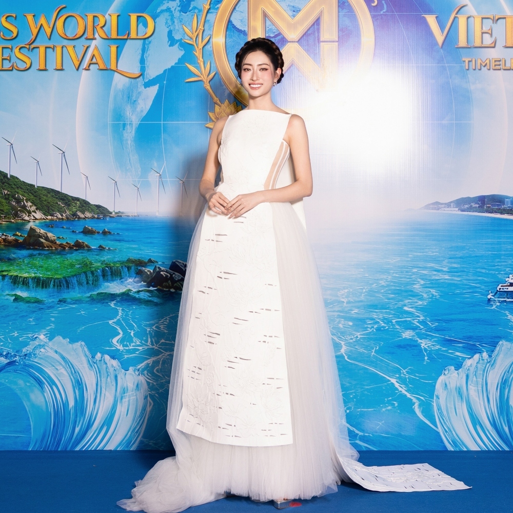 Hoa hậu Lương Thùy Linh - top 12 Miss World 2019 chọn trang phuc lấy cảm hứng từ Sen Việt của NTK Trần Hùng.