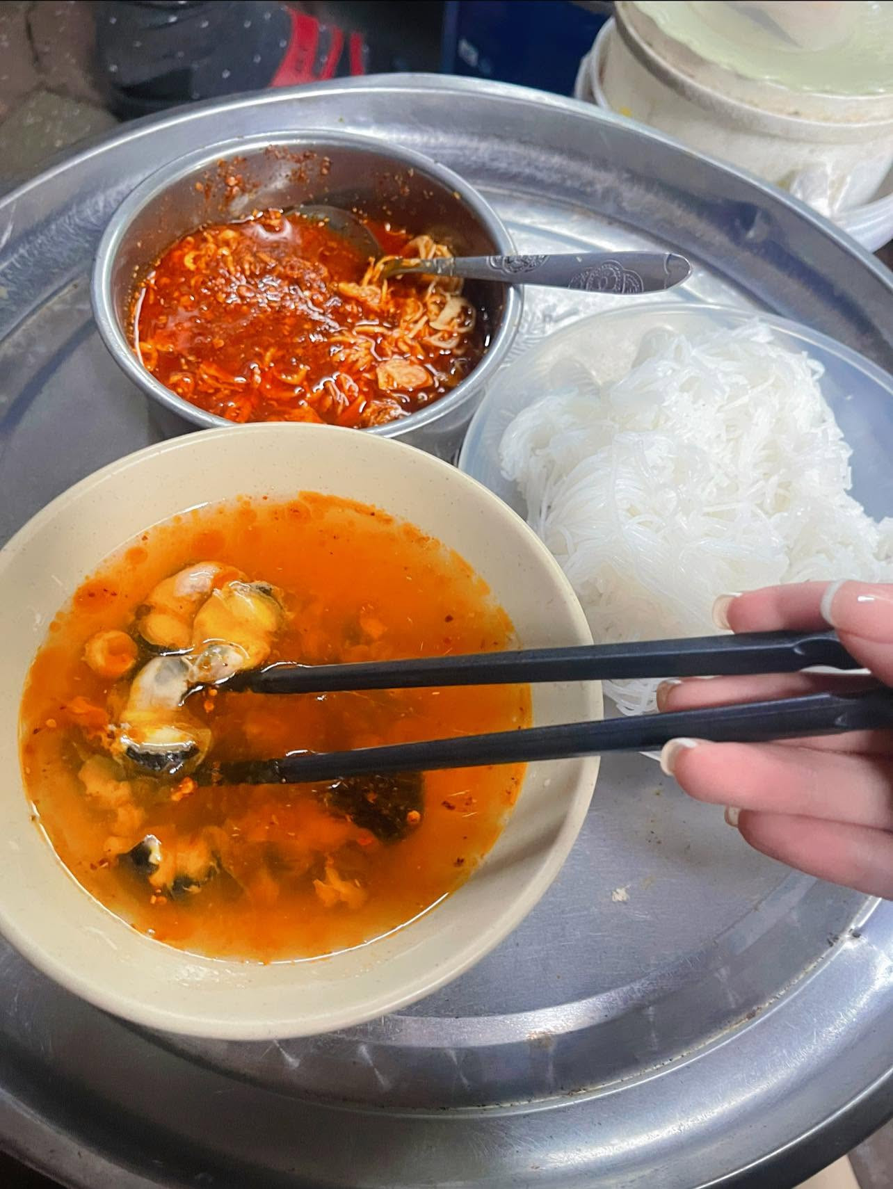 Món bún ốc nguội thanh mát được nhiều thực khách ưa chuộng. Ảnh: Tú Anh Đào