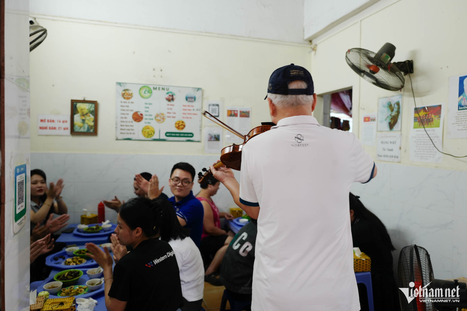 Quán ốc nhỏ ở phường Đống Đa càng thêm đông khách vì màn biểu diễn violin thú vị của ông Sỹ. Ảnh: Linh Trang