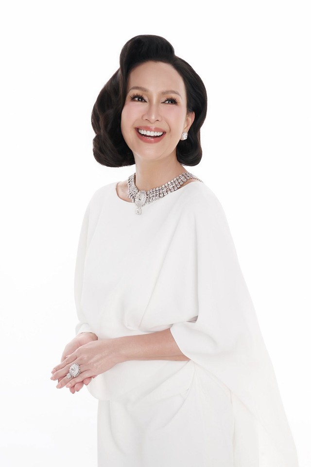Ở tuổi ngoài 60, nữ diễn viên lựa chọn phong cách thời trang thanh lịch, sang trọng. Thay vì chạy theo những xu hướng quá trẻ trung, chị ưu tiên những thiết kế tôn dáng và phù hợp với vẻ đẹp trưởng thành.
