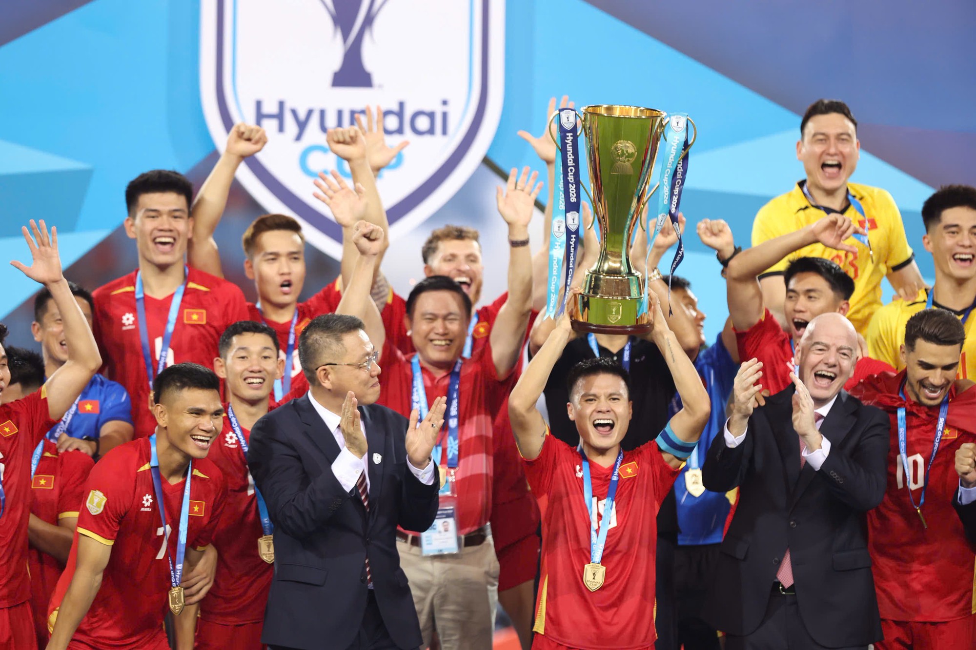 Sau chiến thắng của đội tuyển Việt Nam trước Thái Lan để lên ngôi vô địch ASEAN Cup 2026, Quang Hải đang là một trong những cái tên nhận được sự quan tâm lớn từ người hâm mộ. Anh là cầu thủ Việt Nam đầu tiên và duy nhất tính đến nay có 3 lần vô địch Đông Nam Á (ASEAN Cup/AFF Cup) vào các năm 2018, 2024 và 2026. Đời sống amp; Pháp luật đưa tin.