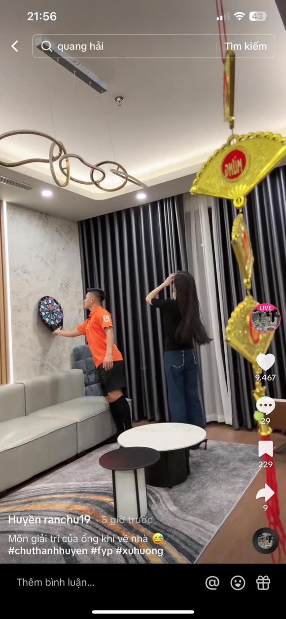 Bên trong, thiết kế mở giúp phòng khách và khu vực bếp kết nối liền mạch, nhờ đó tổng thể trông rộng rãi, thoáng mát hơn. Nội thất được lựa chọn theo hướng tinh giản, không quá nhiều chi tiết nhưng vẫn đảm bảo tiện nghi cho sinh hoạt hằng ngày.