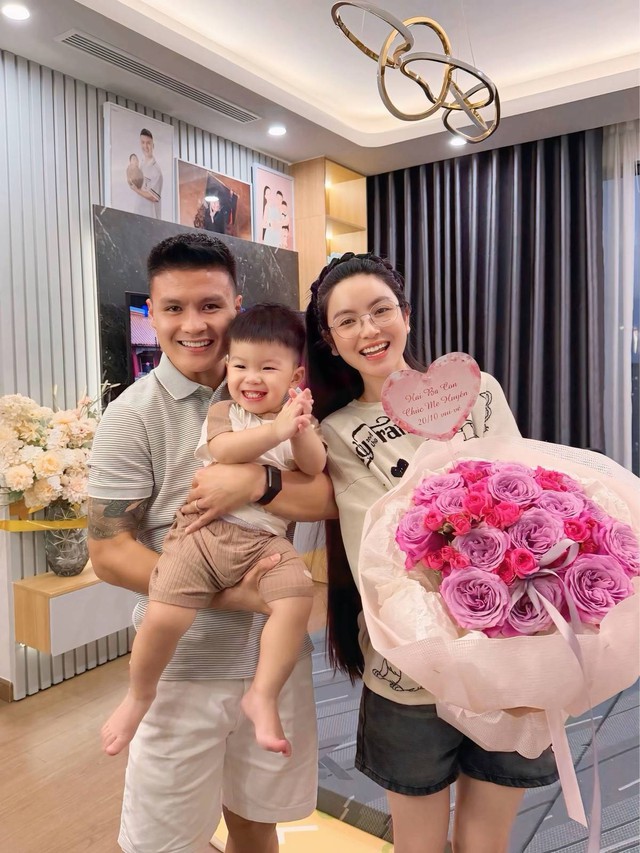 Không gian sống của Chu Thanh Huyền - Quang Hải gây ấn tượng ngay từ cách lựa chọn và phối màu khi lấy trắng, nâu và xám đen làm chủ đạo, tạo nên tổng thể vừa sang trọng vừa hiện đại. Đây là căn hộ cao cấp tại Hà Nội được Quang Hải mua từ năm 2020.