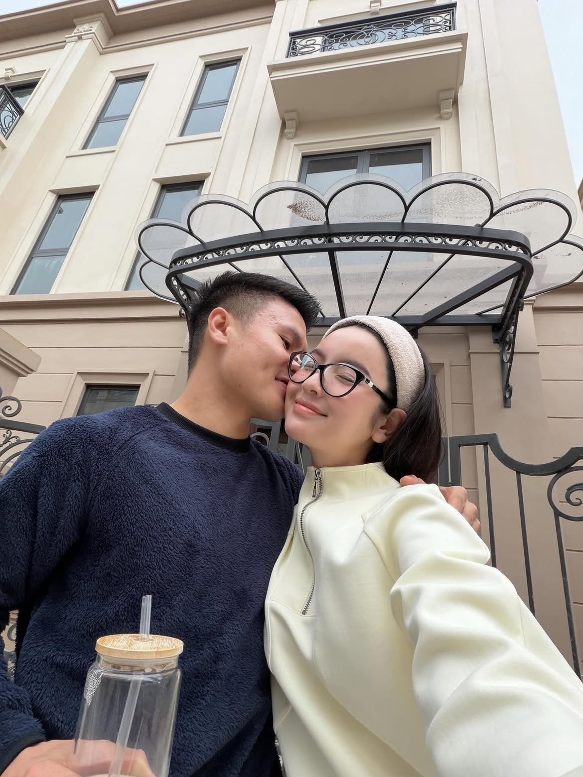 Theo chia sẻ của Chu Thanh Huyền, vợ chồng cô đã hoàn tất việc mua căn nhà này từ mùa đông năm ngoái nhưng đến nay mới công khai. Đây cũng là lý do cả gia đình đều diện trang phục mùa đông trong bức ảnh nhận nhà.
