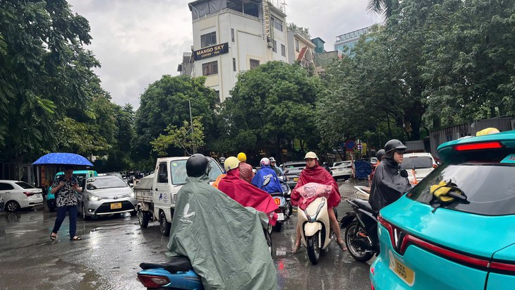 Cảnh báo mưa dông khu vực Hà Nội. Ảnh: PV