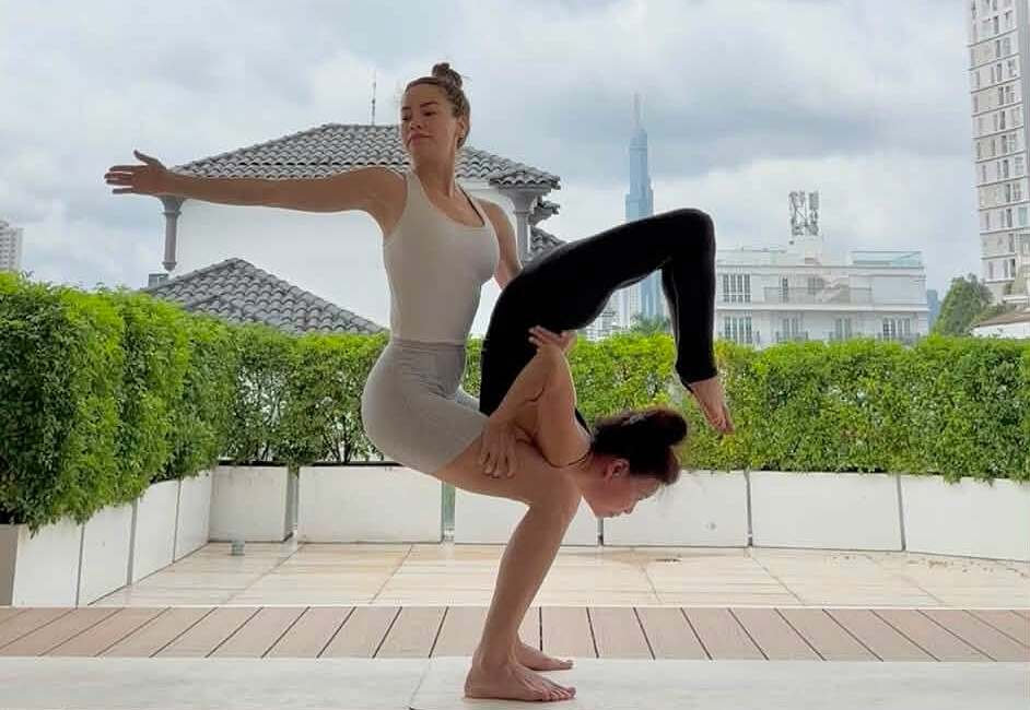 Ngoài tư thế đảo ngược cơ thể, Hồ Ngọc Hà còn phối hợp, tạo điểm tựa cho mẹ thực hiện động tác Vrischikasana (Bọ Cạp). Sự kết hợp này đòi hỏi cao về sức mạnh lẫn sự dẻo dai, linh hoạt.