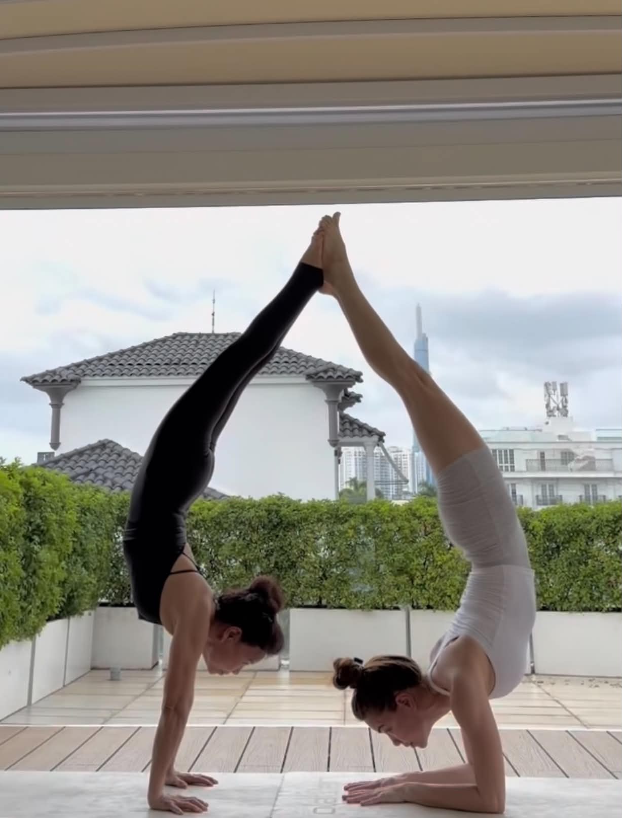 Mẹ con Hồ Ngọc Hà thường dành thời gian luyện yoga, tập gym cùng nhau.