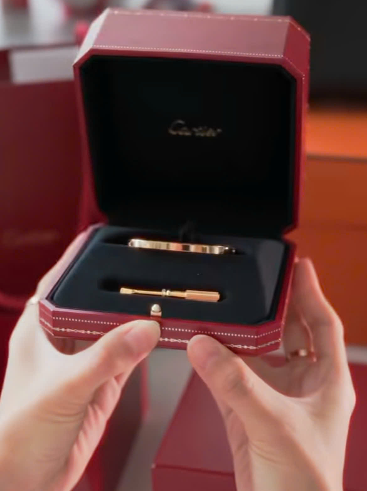 Khả Ngân còn đập hộp một chiếc vòng tay từ bộ sưu tập Love của Cartier. Được tạo ra ở New York vào năm 1969 bởi nhà thiết kế lừng danh Aldo Cipullo, chiếc vòng tay Love chính là biểu tượng của Cartier nói riêng và ngành thiết kế trang sức nói chung, đại diện cho tình yêu vĩnh cửu.