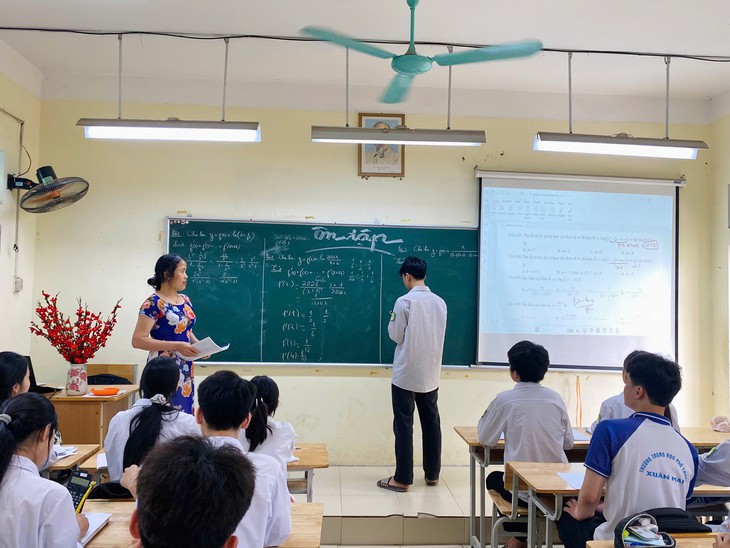 Đối với giáo viên, Bộ GDamp;ĐT yêu cầu rà soát, cắt giảm các hội thi trùng lặp, không trực tiếp phục vụ chuyên môn. Ảnh minh hoạ: HB