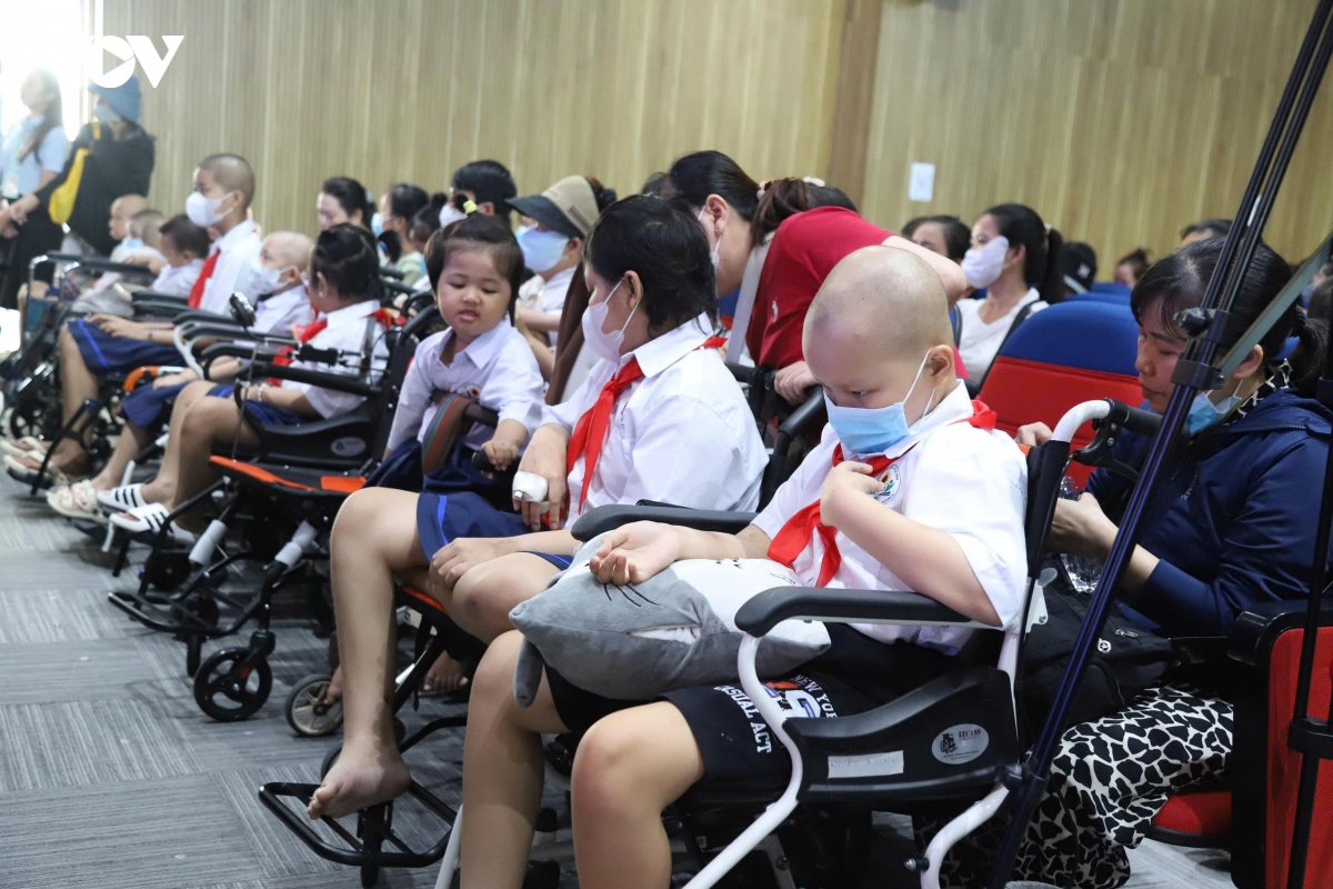 Những bệnh nhi ung thư còn mang kim truyền trên tay háo hứng dự lễ khai giảng năm học mới
