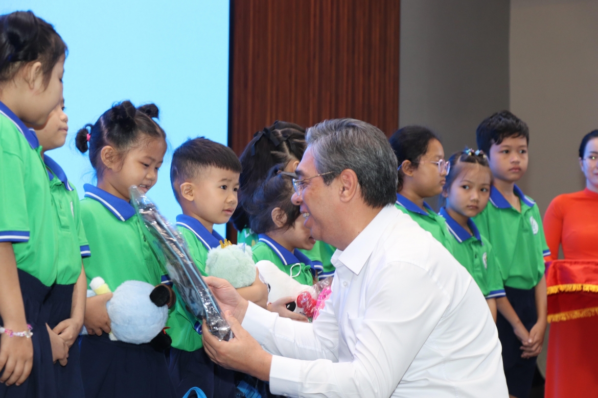Ông Nguyễn Phước Lộc - Phó Bí thư Thành ủy TP.HCM, Chủ tịch UBMT Tổ quốc Việt Nam TP.HCM tặng quà cho các bệnh nhi