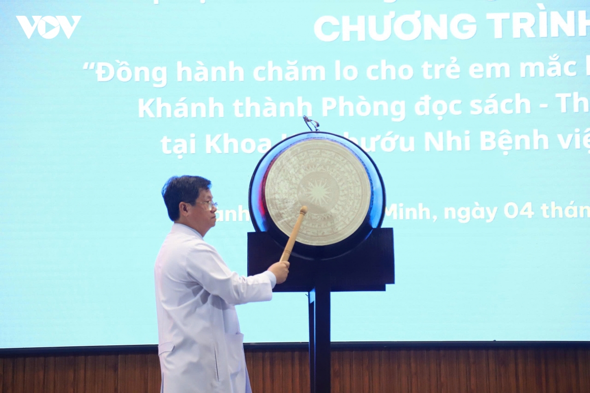 Giám đốc Bệnh viện Ung bướu TP.HCM đánh trống khai giảng lớp Hoa Hướng Dương