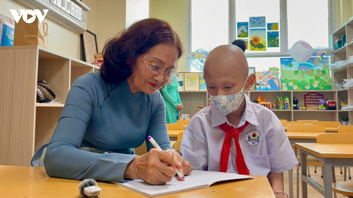 Em Phạm Kim Thi lần đầu đến lớp học