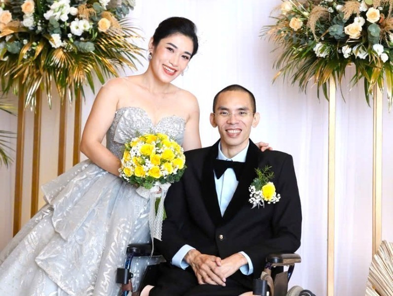 Với Chánh Tín, bạn đời Nguyễn Thủy Trúc là món quà kỳ diệu từ cuộc sống. Ảnh: NVCC