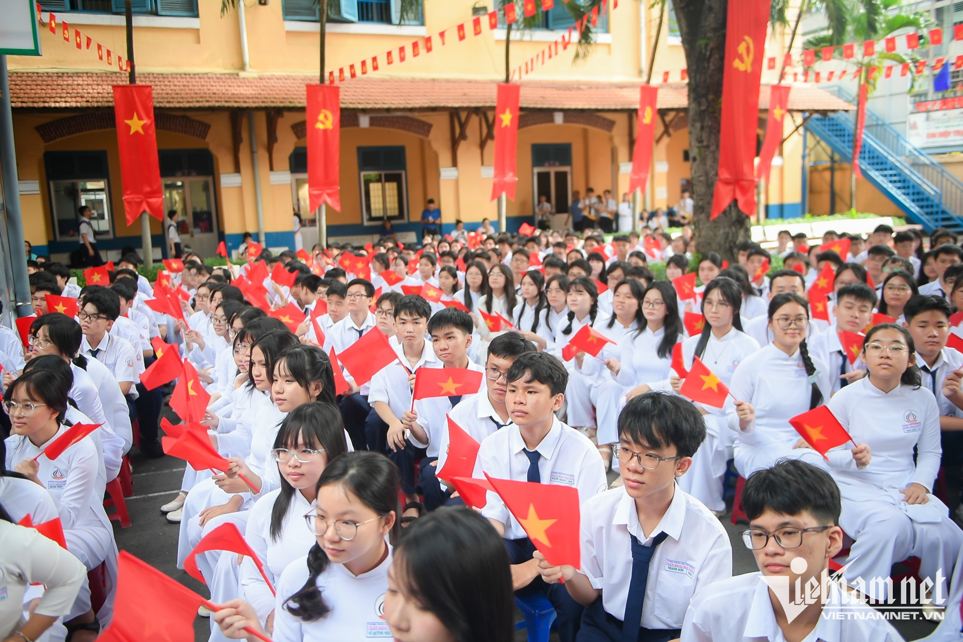 Nữ sinh TPHCM rạng rỡ, ngọt ngào trong ngày khai giảng năm học mới - 2