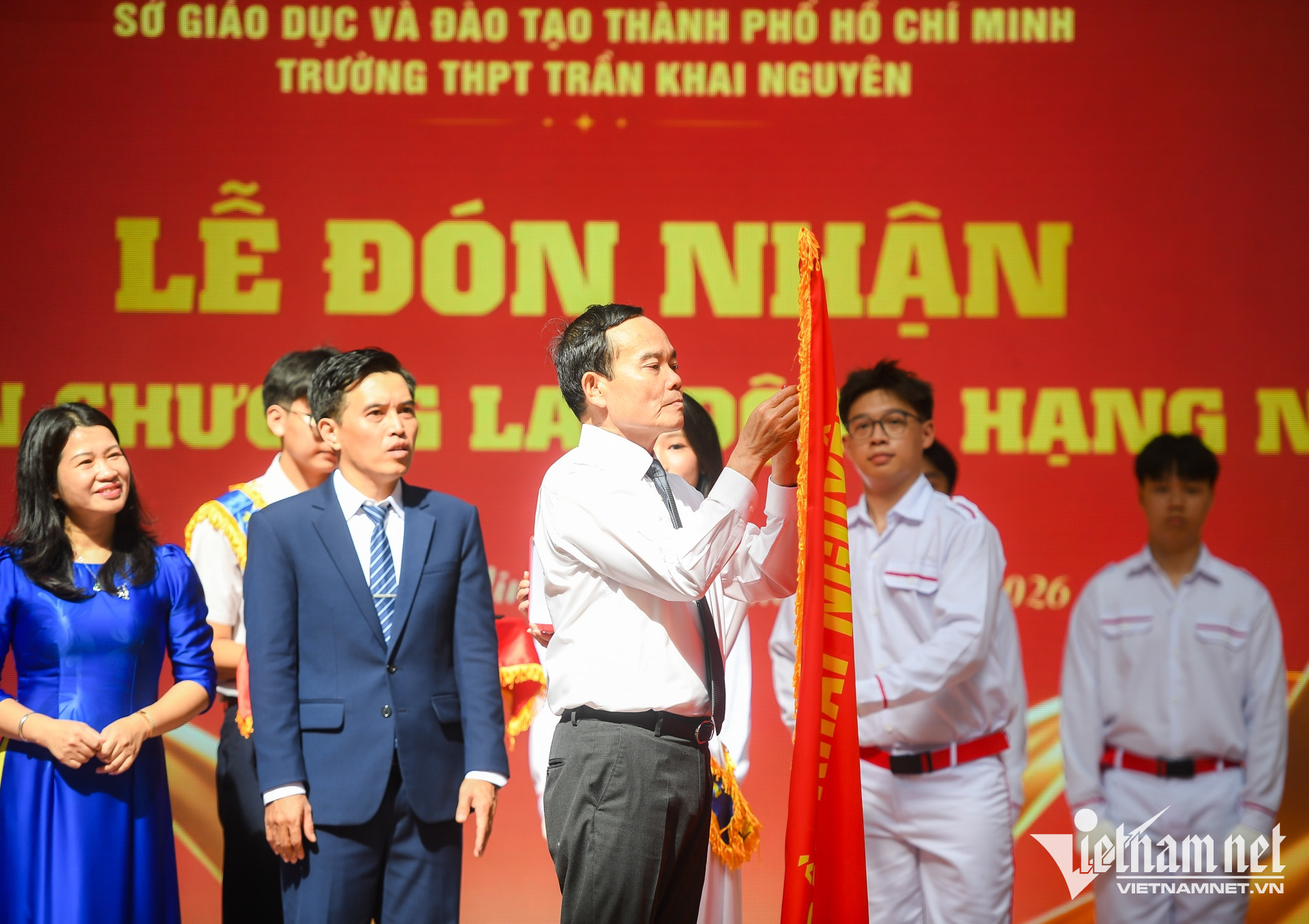 Lễ khai giảng năm nay tại Trường THPT Trần Khai Nguyên thêm phần đặc biệt. Bí thư Thành ủy TPHCM Trần Lưu Quang trao Huân chương Lao động hạng Nhì cho nhà trường.
