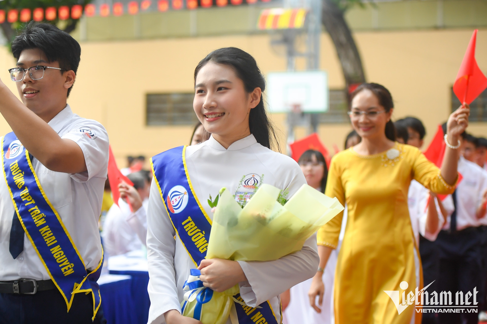 Sáng nay, hơn 26 triệu học sinh, sinh viên trên cả nước bước vào năm học mới 2026-2027.