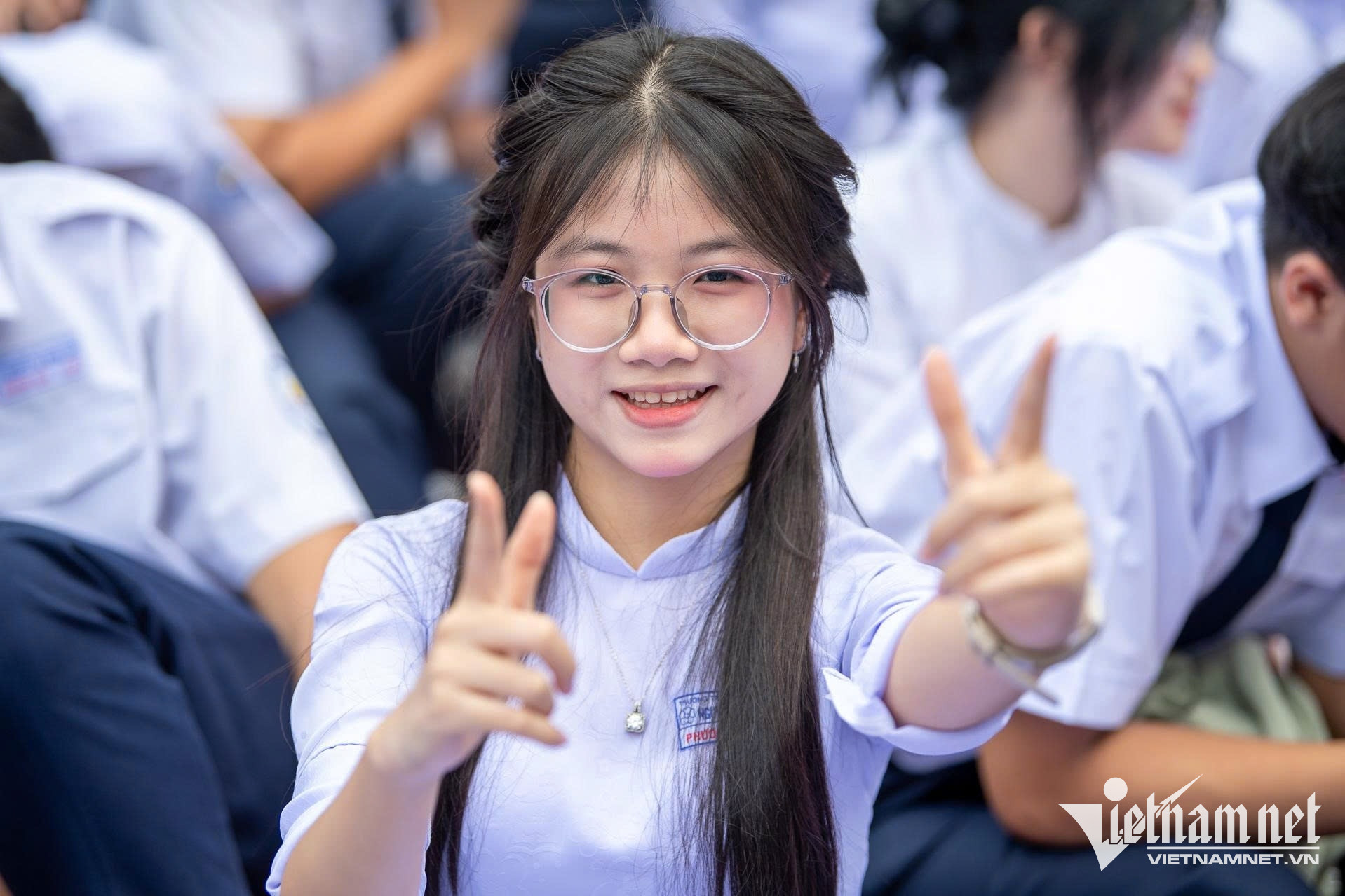 Em Phương Anh, học sinh lớp 11A8 tạo dáng tinh nghịch, sẵn sàng bước vào năm học tại ngôi trường mới.