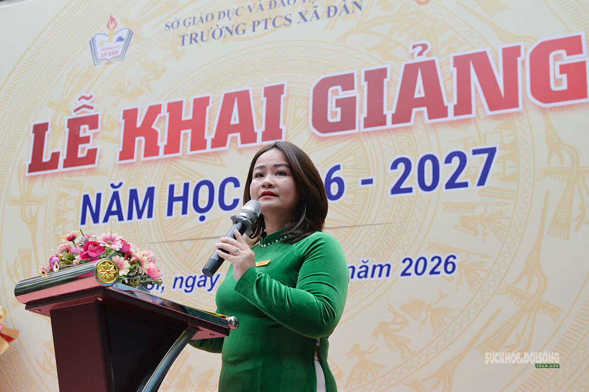 Cô giáo Lương Thu Hòa - Hiệu trưởng Trường PTCS Xã Đàn phát biểu tại lễ khai giảng.  Ảnh: Tuấn Anh
