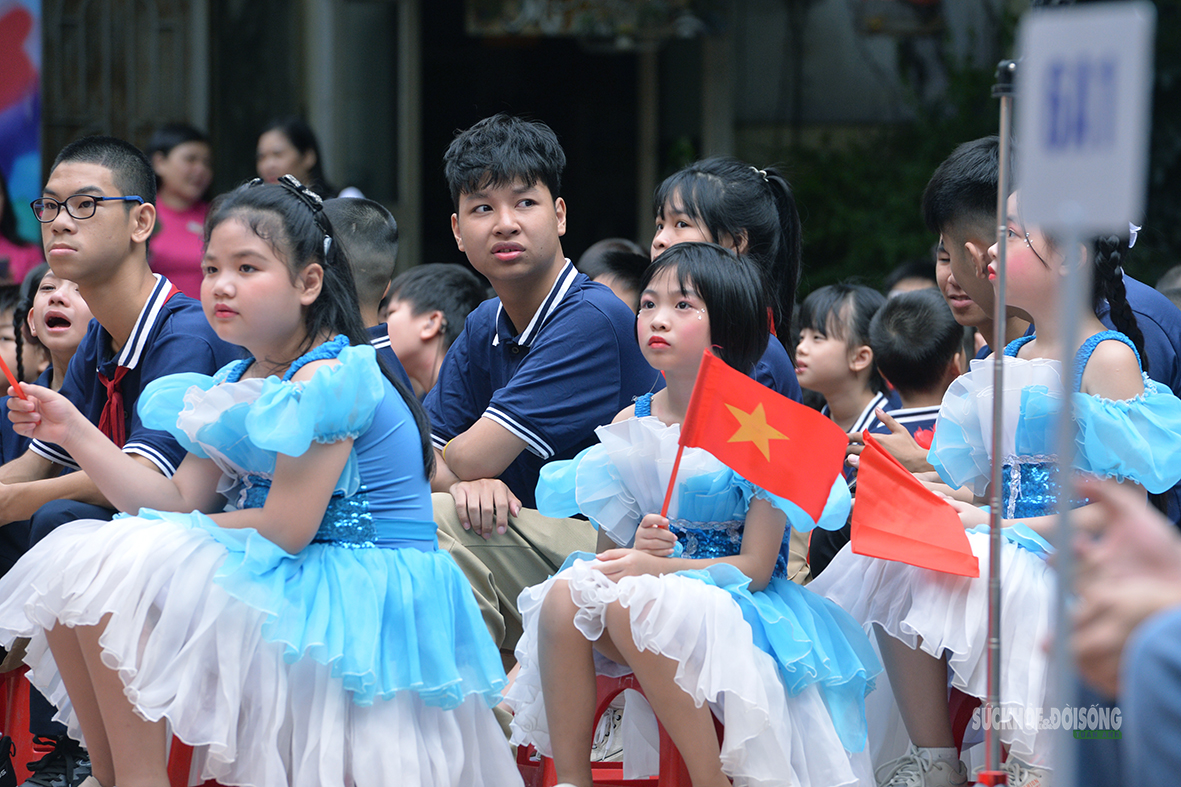 Học sinh háo hức theo dõi các hoạt động trong ngày khai giảng. Ảnh: Tuấn Anh