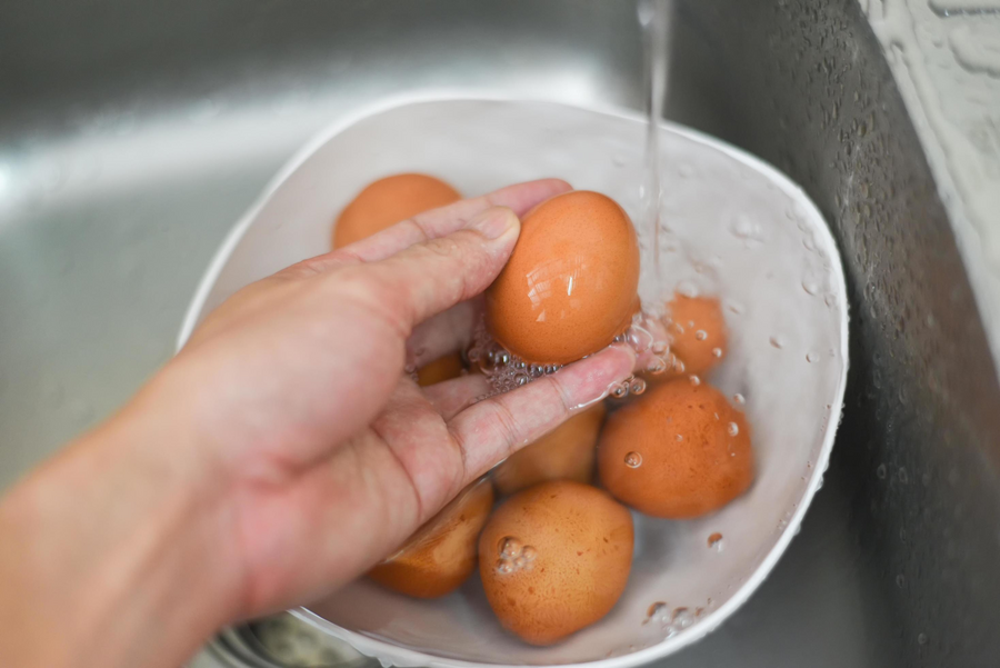 Có cần rửa trứng trước khi nấu? Sai lầm nhiều người vẫn làm có thể làm tăng nguy cơ nhiễm khuẩn - 2