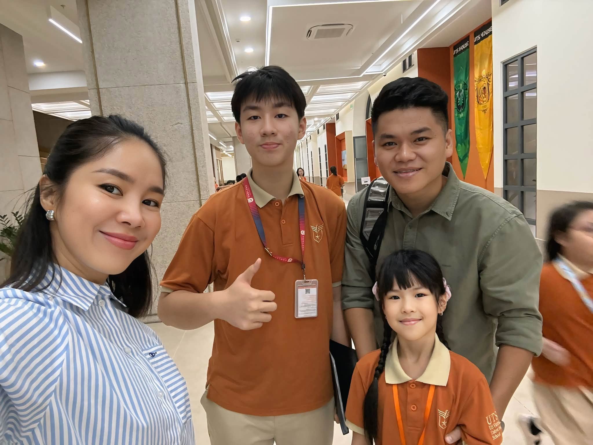 Lê Phương cùng ông xã - ca sĩ Trung Kiên - đưa hai con đi khai giảng tại một trường quốc tế tại TP HCM. Nữ diễn viên cho biết không muốn bỏ lỡ các sự kiện quan trọng của con và mong cả hai bé học tập tốt để bố mẹ yên tâm công tác.