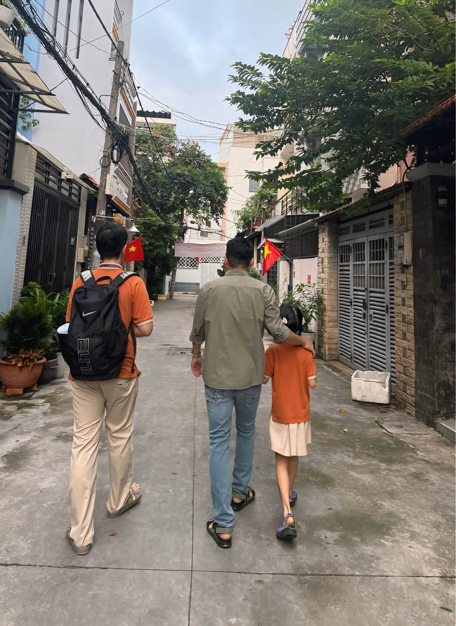 Lê Phương ghi lại khoảnh khắc ông xã đồng hành với các con trên đường đến trường dự lễ khai giảng năm học mới 2026-2027.