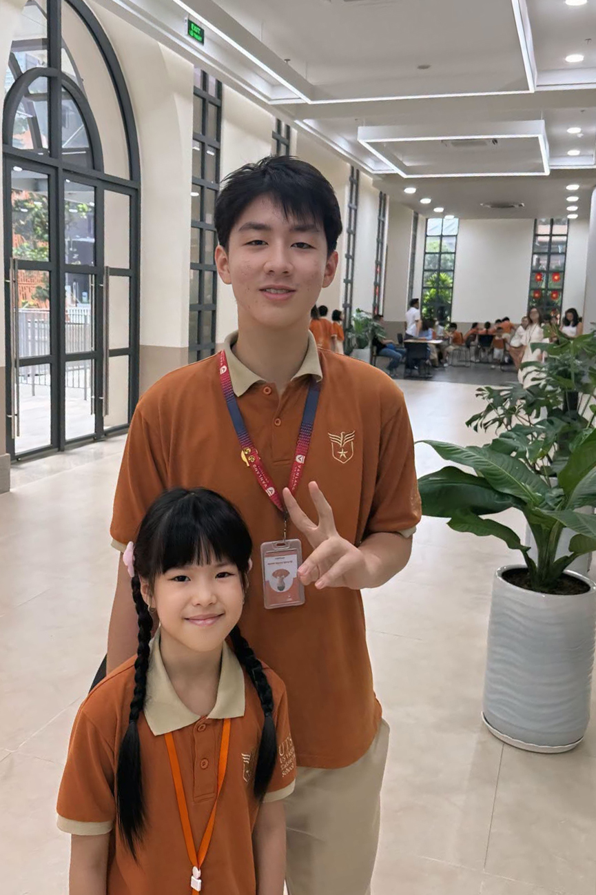 Cà Pháo (14 tuổi), con trai lớn của Lê Phương cùng chồng cũ - diễn viên Quách Ngọc Ngoan, bên em gái Bông (7 tuổi) - trái ngọt từ cuộc hôn nhân thứ hai với ca sĩ Trung Kiên. Diễn viên rất hạnh phúc vì ông xã coi Cà Pháo như con đẻ, không phân biệt đối xử giữa hai bé.