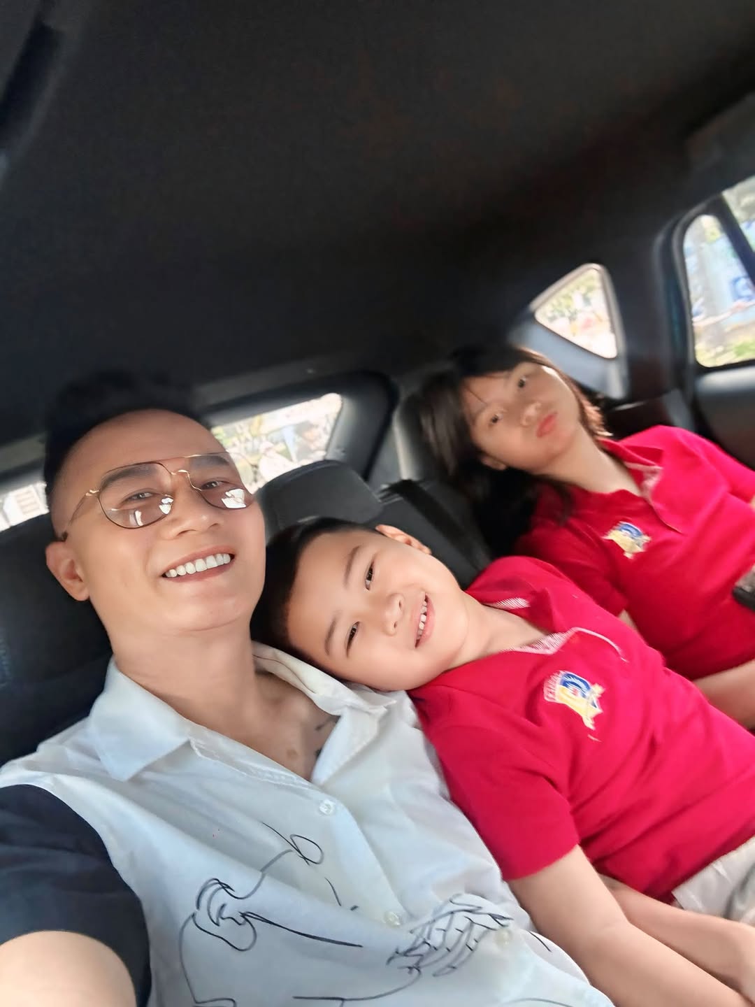 Ca sĩ Hoàng Bách tranh thủ đưa hai con đi khai giảng trước khi ra sân bay lên đường công tác.