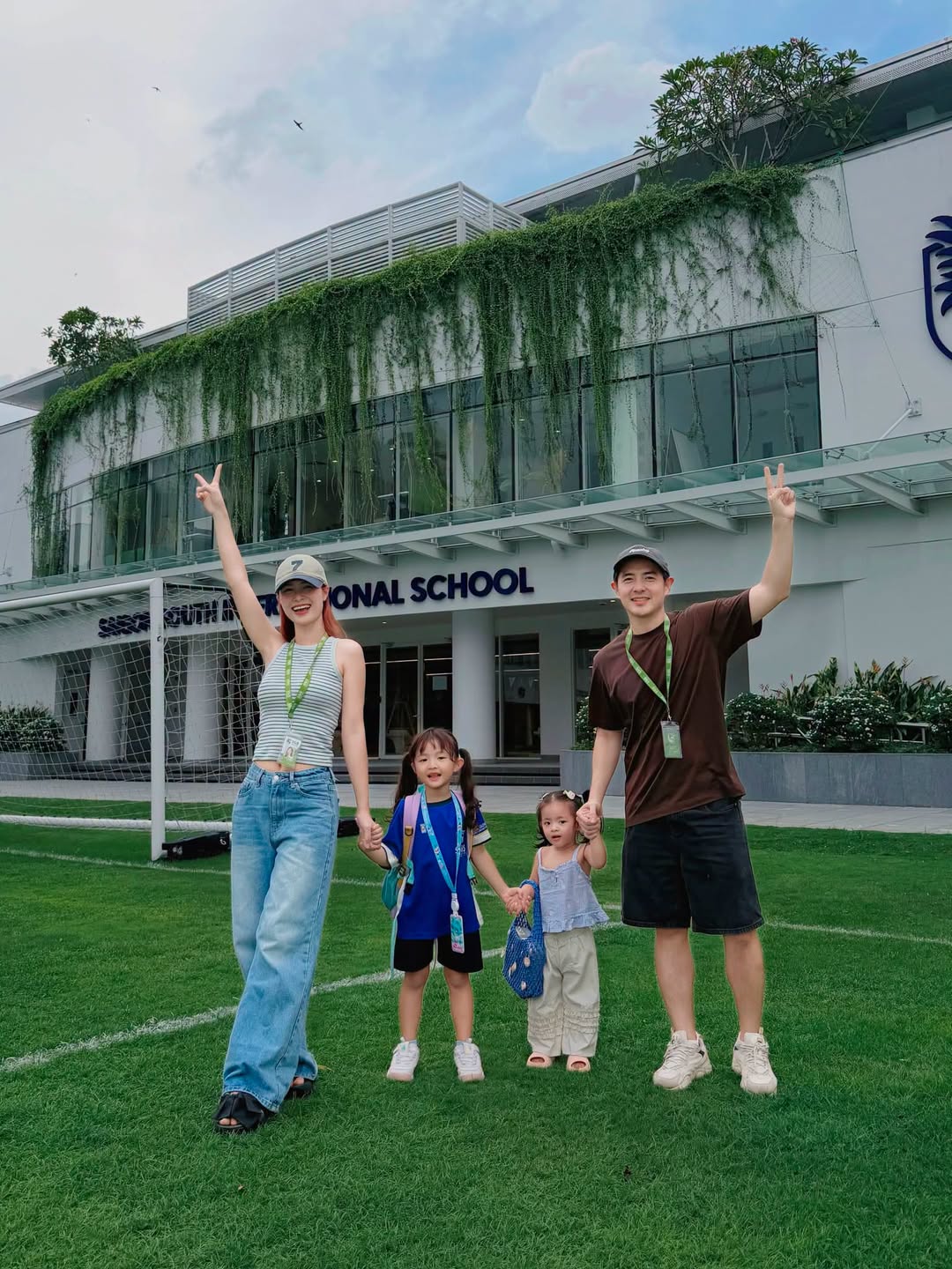 Vợ chồng Đông Nhi - Ông Cao Thắng cùng bé út đưa con gái lớn Winnie đến trường. Cả nhà chúc chị hai có một năm học nhiều niềm vui và nhiều điều thú vị nhé, cô viết.