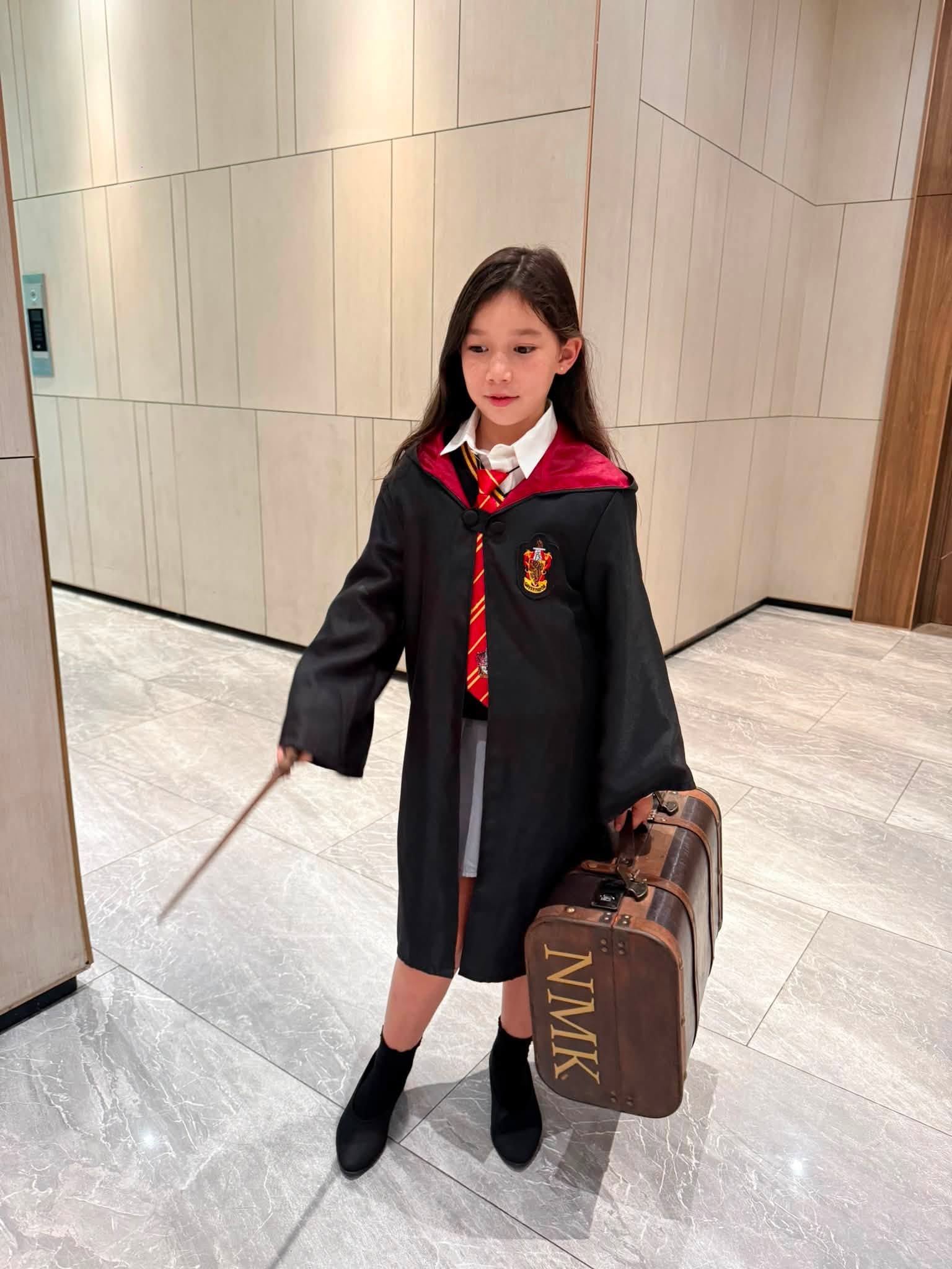 Bé Myla, con gái siêu mẫu Hà Anh, diện trang phục lấy cảm hứng từ phim Harry Porter đến trường.