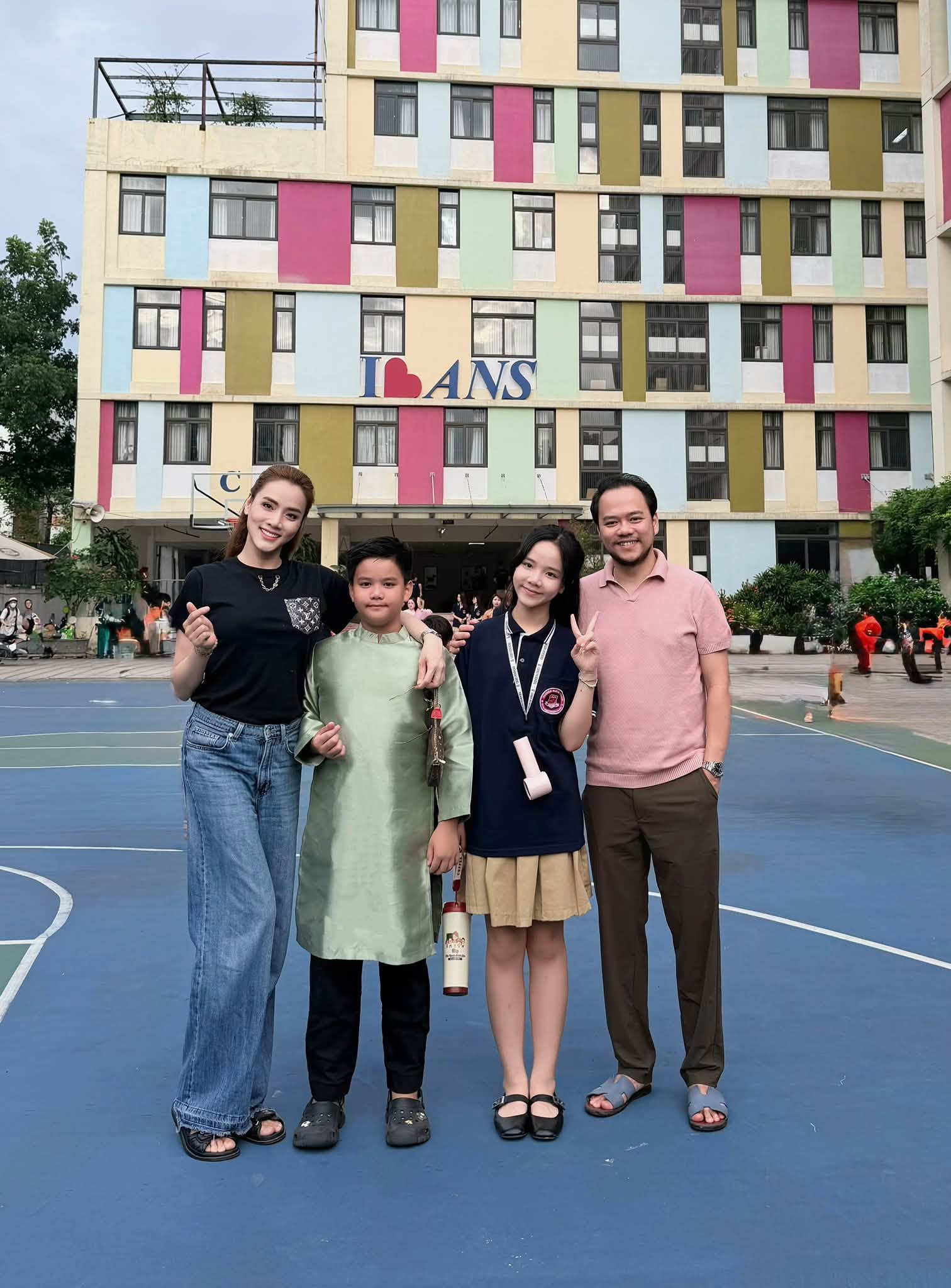Sao Việt đưa con đi khai giảng năm học mới - 6